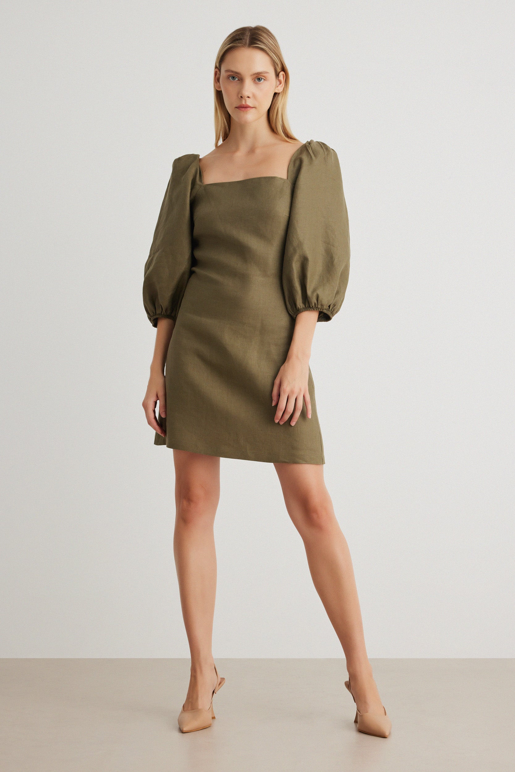 Frau in grünem Kleid