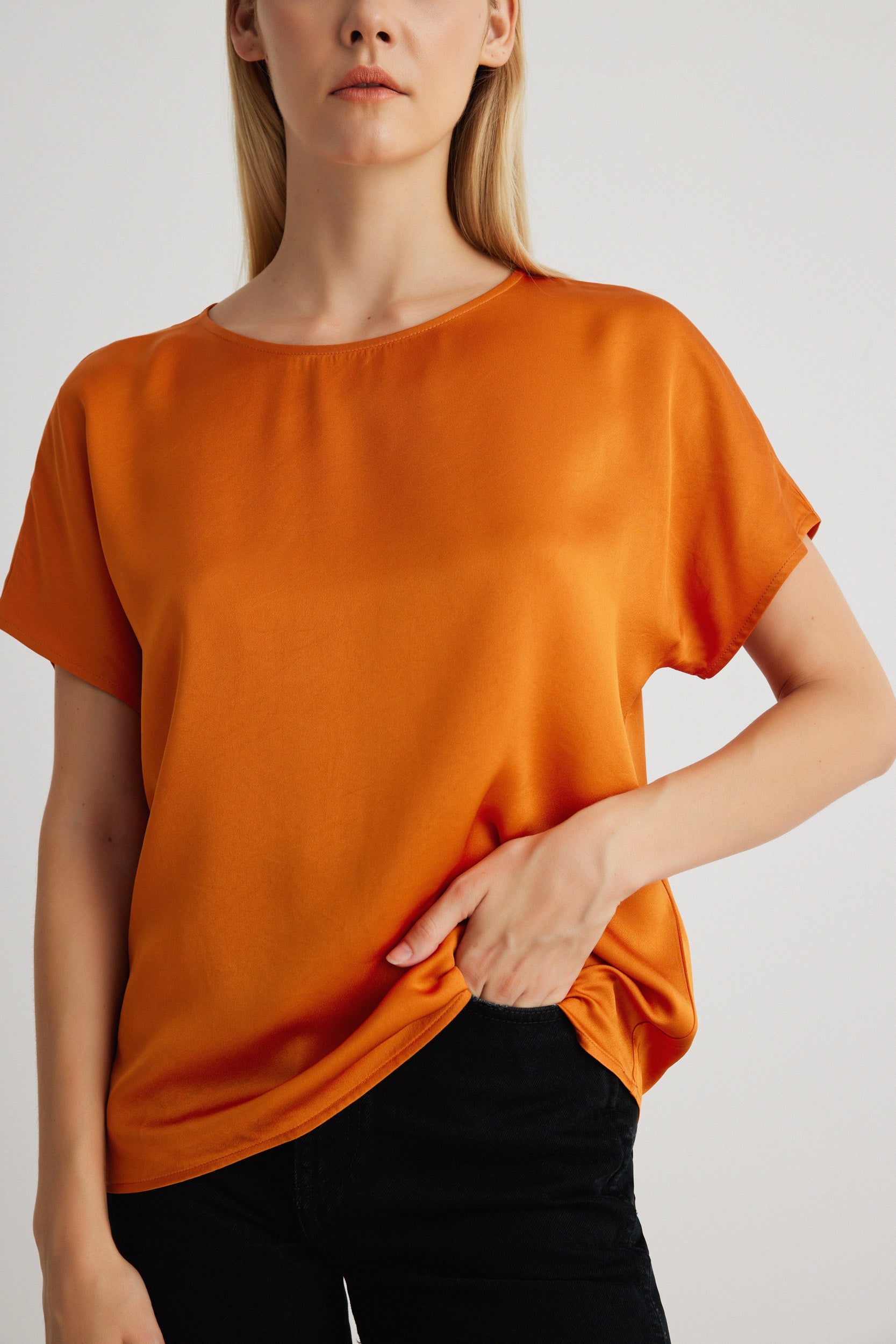 Frau in orangenem Oberteil